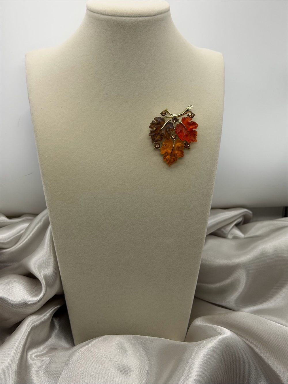 Vintage LISNER Signed Oak Leaf Brooch - Molded Thermoset Lucite Fall Colors